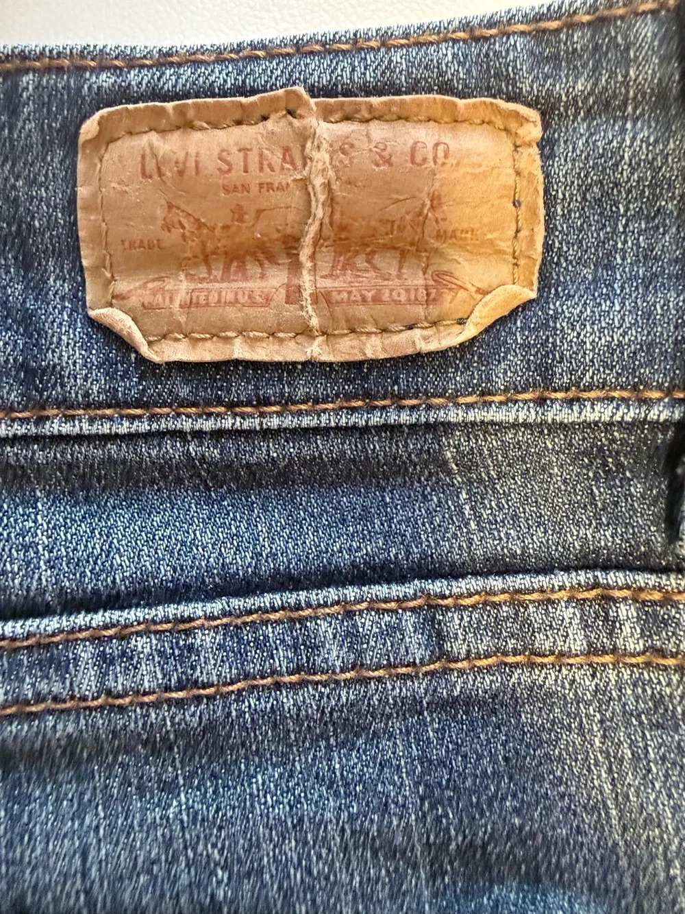 Levi’s 528 Bootcut Jeans Women’s Blue Denim Distressed Fade Stretch size 8 EUC